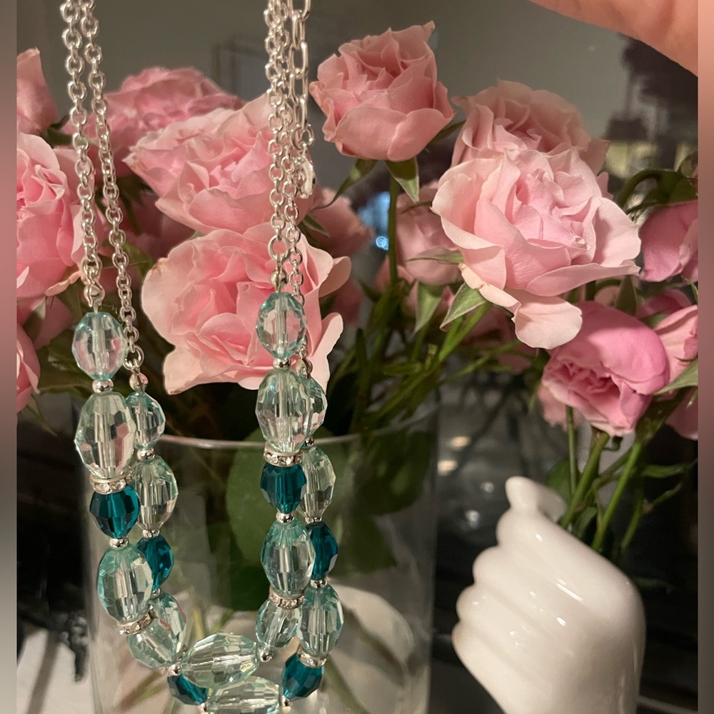 Gloria Vanderbilt beaded blue necklace